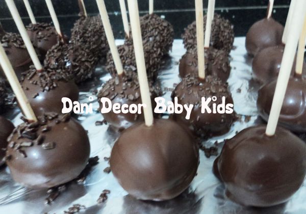 Cake pop-bolo no palito de chocolate ao leite