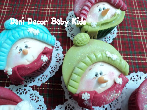 Cupcake decorado natalino boneco de neve.